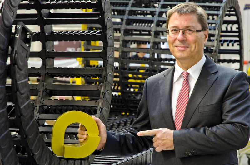 „Der vector award ist ein sehr wichtiger Baustein unserer Entwicklungsarbeit“, so Harald Nehring, Prokurist E-Ketten-Systeme der Igus GmbH. „Damit möchten wir Innovationen unterstützen und neue Einsatzmöglichkeiten für Energieführungssysteme fördern.“ (Bild: Igus)
