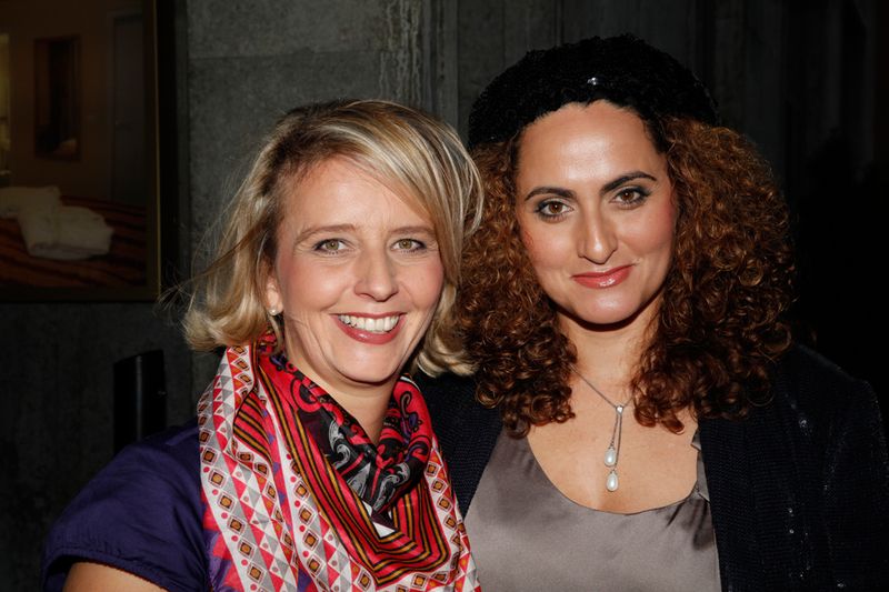 Stephanie Steen und Besa Agaj, IT-BUSINESS, freuen sich auf ihre Gäste. (Archiv: Vogel Business Media)