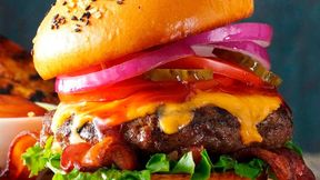 Burger-Buden sind in den USA eine beliebte Nahrungsquelle. Bisher hat nur noch keiner draufgeschaut, wie der optimale Burger aussieht und es gibt unzählige Kombinationen. US-Forscher sind dem nun aber per KI auf der Spur gewesen. Lesen Sie hier, was dabei herauskam ... (Bild: Kulinarr)