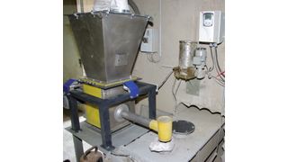 Der gravimetrische Mikrodosierer besteht aus einem Vorratsbehälter und einem Wiegebehälter mit Auflockerungseinheit sowie einer Austragschnecke. (Bild: MTS)