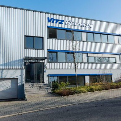 Kurve gekriegt! Der für seine Metallfeder und das Stanz-Know-how bekannte Player Johann Vitz ist seit über zwei Jahren insolvent. Jetzt hat man es mit positivem Gefühl für die Zukunft geschafft, übernommen zu werden. Der Käufer heißt Jingshen Federn ... (Bild: Johann Vitz)