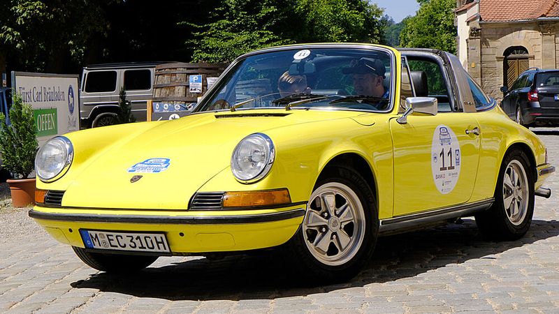 Porsche 911 Targa in der Mittagssonne, Bj 1973 - mit Benjamin Klatt und Ian Schönsee. (Bild: Holger Zietz - VCG)