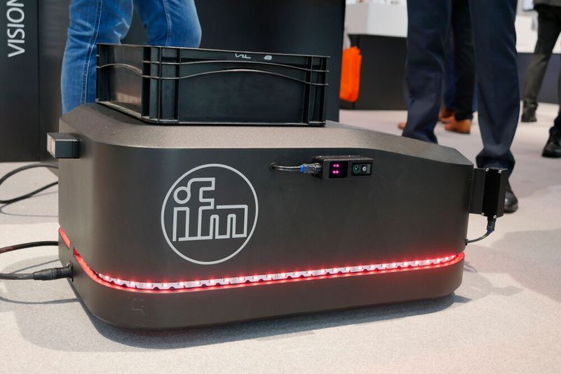 Die O3R-Robotikplattform von Ifm verbindet bis zu sechs Kameraköpfe über FPD-Link mit der Zentraleinheit. Zusätzliche Sensoren wie Radar und Lidar können ebenfalls angeschlossen werden. Das System enthält außerdem vorgefertigte Funktionen wie Kollisionsvermeidung oder Palettenerkennung. Dies soll den Entwicklungsaufwand von mobilen Robotern reduzieren. (Bild: Sandro Kipar/VCG)