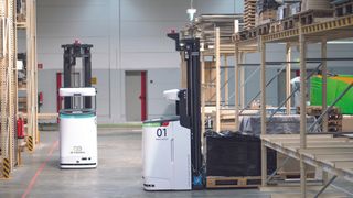 Fahrerlose Transportroboter wie hier von EK Robotics optimieren die Materialflüsse langfristig. Grundlage: Die Performance wird regelmäßig geprüft und bei Bedarf verbessert. (Bild: Neura Mobile Robots GmbH)