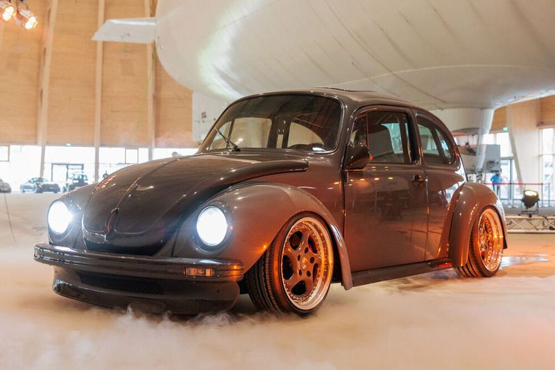 Dieser VW Käfer 1303 aus dem Jahr 1973 ist auf 362 PS Leistung hochgezüchtet und mit einem Kerscher-Gewindefahrwerk ausgerüstet. Vor allem aber ist er in „Grigio Telesto Perl“ lackiert. Der Farbton ist normalerweise Fahrzeugen der italienischen Edelmarke Lamborghini vorbehalten.  (Bild: Messe Essen)