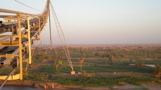 Ein weiteres Beispiel: Mit dieser Anlage wird im Sudan Kalkstein über den Nil transportiert. (Bild: Doppelmayr Transport Technology)