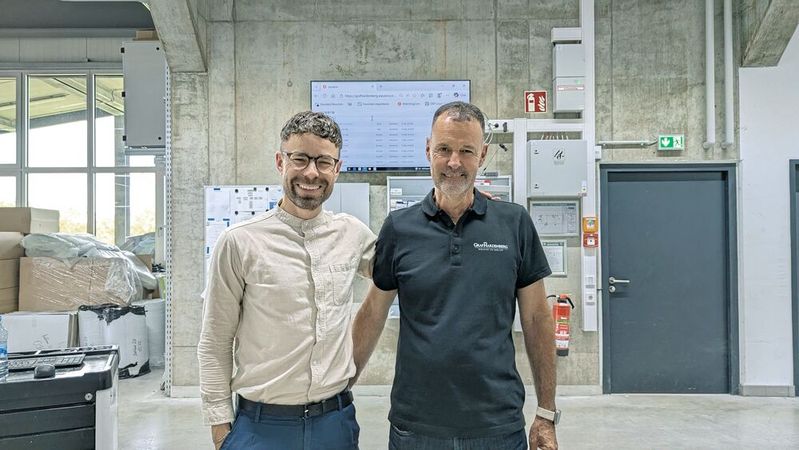 Partner: Dr. Alexander Grimm, Co-Gründer und -Geschäftsführer von Aspaara (links), und Markus Schuhmacher, Betriebsleiter des Graf Hardenberg Karosserie- und Lack-Zentrums in Karlsruhe.(Bild:  Rosenow – VCG)