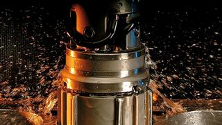 Honen einer Zylinderbohrung in einem Motorblock. Die Qualität und das Leistungsvermögen eines Verbrennungsmotors stehen und fallen mit dem Ergebnis der Endbearbeitung. (Nagel)