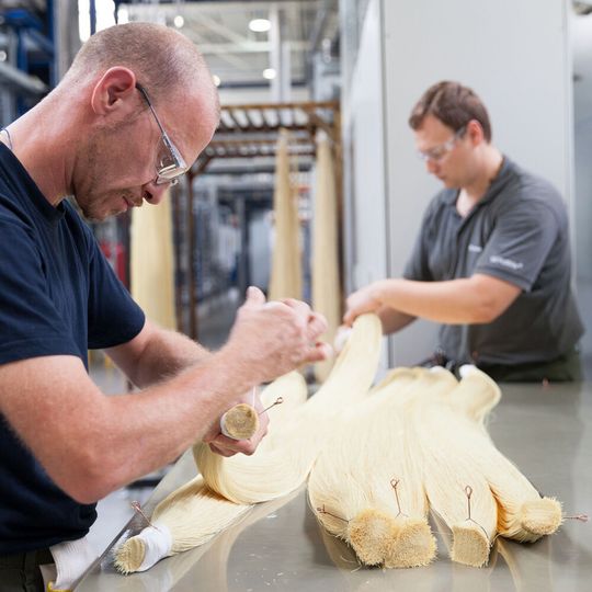 Mittels Sepuran Hohlfasermembranen gelingt es laut Evonik, Gase wie Methan, Stickstoff oder Wasserstoff besonders effizient aus Gasgemischen abzutrennen. (Bild:  Carsten Behler/ Evonik)