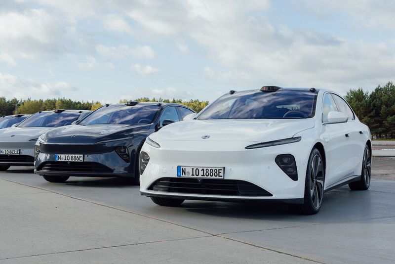 Neben dem Besuch der neuen Dependance stand der Test des ET 7 an: Journalisten aus Deutschland, Dänemark, Schweden und den Niederlanden durften die Limousine ausprobieren. Nach Norwegen startet Nio den Verkauf des Fahrzeugs in diesen Ländern.  (Bild: Nio)