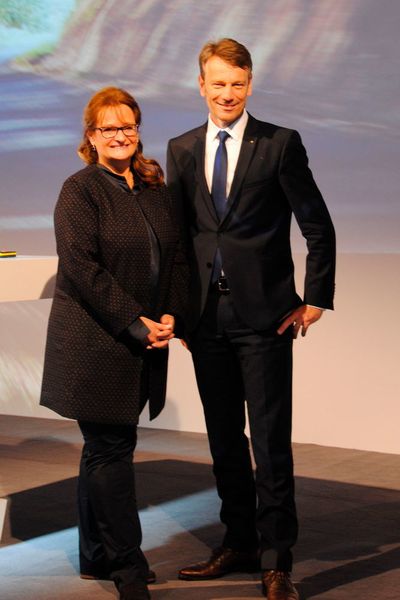 Zuversichtlich für 2018: Verbandspräsidentin Sylke Eßer-Bruß und Renault-Deutschlandchef Uwe Hochgeschurtz.  (Baeuchle/»kfz-betrieb«)