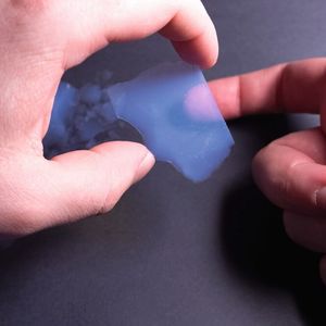 2) Aerogele – Gefrorener Rauch Aerogele bestehen zu 99,8 Prozent aus Luft und sind damit leichter als Styropor. Außerdem isolieren sie besser als jedes andere Material. Sie können das 4.000-fache ihres Gewichts tragen und finden Einsatz in Raumfahrt, Gebäudedämmung und als Ölbinder. Samuel Stephens Kistler entwickelte 1931 das erste Silikat-Aerogel durch überkritische Trocknung.  Quelle: NASA – Aerogels: Thinner, Lighter, Stronger. Entdeckung: Wikipedia - Aerogel    LP-Lesetipp: Filigraner Hitzeschild: Aerogel aus dem 3D-Drucker(Bild: ©  Ludmila - stock.adobe.com)