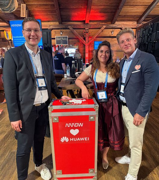 Ein Herz für Huawei: (v. l.) Benjamin Bitto, Katerina Kanistra und Nicolay Wirges (Bild: Vogel IT-Medien GmbH)