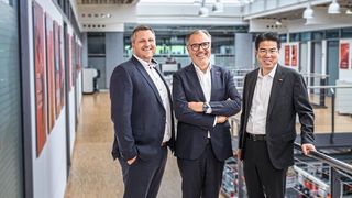 Wolfgang Grüb, bisheriger geschäftsführender Gesellschafter Lorch Schweißtechnik GmbH (Mitte) freut sich über seine Nachfolger Jens Gauder (links) und Norihito Takahashi (rechts) (Bild: Lorch Schweißtechnik)