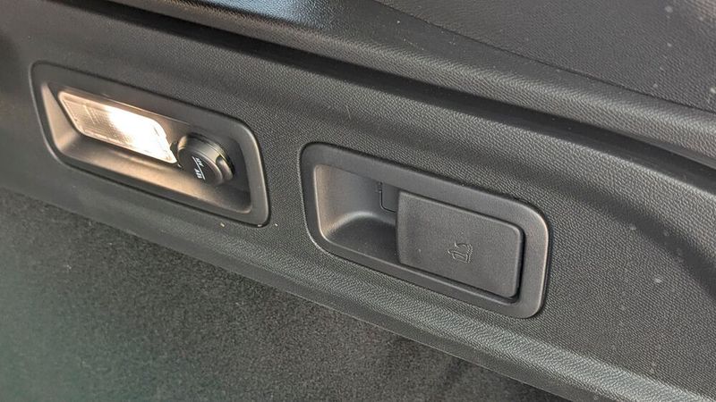 Die Rücksitzbank lässt sich vom Kofferraum aus umlegen. Eine 12-Volt-Steckdose gibt es ebenfalls. (Bild: Rosenow – VCG)