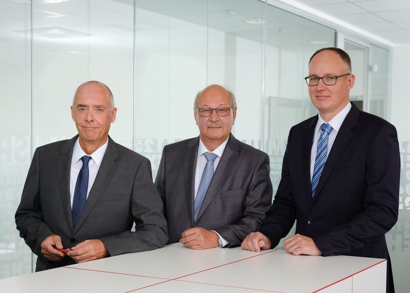 Andreas Hoppe, Geschäftsführer (links) / Helmut Luksch, Geschäftsführer und Gründer (Mitte) / Marc Luksch, Geschäftsführer (rechts). (Helukabel)