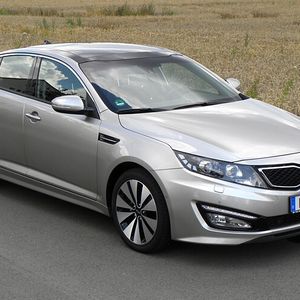 Die gehobene Mittelklasse adressiert Kia mit dem Optima. Die getestete Limousine war motorisiert mit einem 136 PS starken Vierzylinder-Dieselmotor. Damit gelingt der Spurt von null auf 100 km/h in rund zehn Sekunden. Der Durchscnnittsverbrauch lag bei sechs bis sieben Litern Diesel.