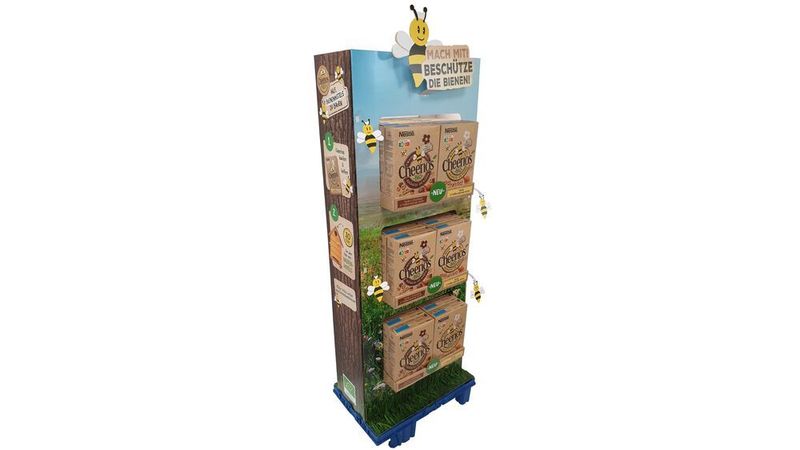 Das Display von DS Smith Packaging Deutschland Stiftung setzt die neu eingeführten Cheerios Bio Cerealien von Nestlé durch verschiedene 3D-Effekte in Szene. Der Einteilige Warenträger ist mit eingestecken Trays bestückt, die leicht ausgetauscht werden können.  (Deutsches Verpackungsinstitut e. V. )
