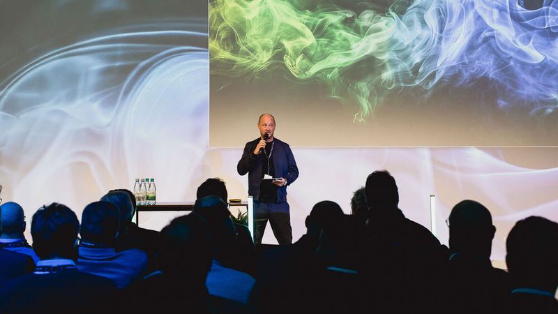 Moderator Tobi Grimm begleitete die Kongressteilnehmer durch den Tag. (Bild: Stefan Bausewein)