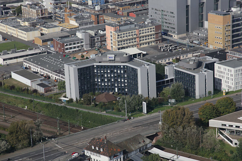 Merck ist ein Chemie- und Pharmaunternehmen mit Sitz in Darmstadt. 2014 erwirtschaftet Merck einen Umsatz von 11,501 Milliarden Euro und beschäftigte 39.639 Mitarbieter weltweit. Im Aufsichtsrate von Merck sind momentan sechs von 16 Mitgliedern Frauen. (Merck KGaA, Darmstadt Germany)