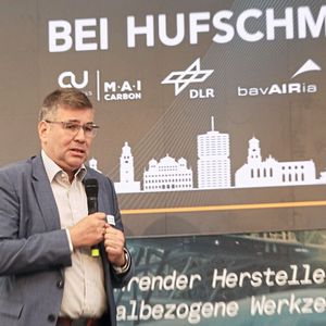 Dass für die Luft- und Raumfahrtindustrie auch der Standort eine große Rolle spielt, zeigte Wolfgang Hübschle vom Referat für Wirtschaft, Arbeit, Smart City, Liegenschaften und Marktwesen der Stadt Augsburg.(Bild:  Maschinenmarkt/rw)