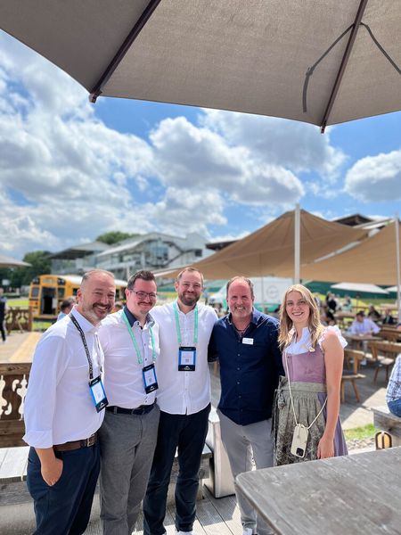 Ein starkes Team: Arrow und SVA mit (v. l.) Andreas Gruber (Arrow), Sebastian Klatzek, Marcel Dirkes (beide SVA), Stefan Ostermeier und Jessica Schmid (beide Arrow) (Bild: Vogel IT-Medien GmbH)