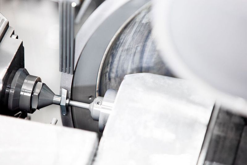 Durch den Einsatz der hochpositiv geschliffenen und polierten Wendeschneidplatten reduziert sich der Schnittdruck am Werkstück, was bei labilen respektive dünnwandigen Werkstücken von Vorteil ist. Denn diese würden nicht weggedrückt –  egal, wie schmal sie auch seien und aus welchem Material sie bestünden. (Bild: Arno Werkzeuge)