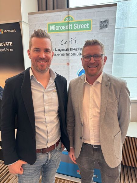 Andreas Wach (Microsoft) mit Simon Aigner (Sandata) (Bild: Vogel IT-Medien GmbH)