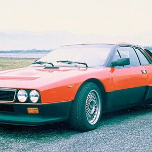 Die Entwicklung des Rally 037 begann im Juli 1980 unter dem (Abarth-)Projektkürzel „SE037“ im Rahmen einer Kooperation von Lancia, Abarth und Pininfarina. Im Dezember desselben Jahres präsentierten die drei Unternehmen bereits den ersten einsatzbereiten Prototypen. Von der Straßenversion (Bild) wurden exakt die gemäß Gruppe-B-Reglement geforderten 200 Einheiten gebaut.(Bild:  Lancia)