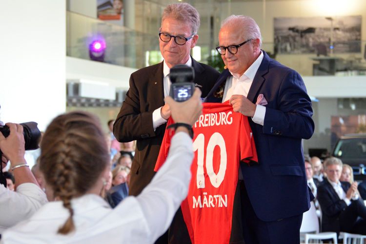 Viel beklatschtes Gastgeschenk des SC-Präsidenten an Hansjörg Märtin (links): Ein Spielmacher-Trikot. (Bild: Rehberg / »kfz-betrieb«)