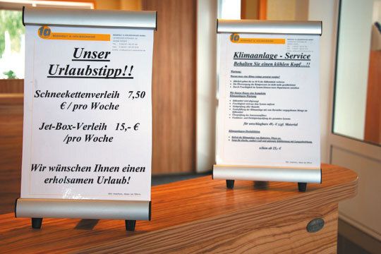 Thekenaufsteller im Kundenzentrum machen die Besucher auf saisonale Serviceangebote aufmerksam. (Archiv: Vogel Business Media)