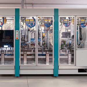 Die Anlage für die Fertigung von Solarmodulbefestigungen von außen. (Bild:  Zimmer Group)