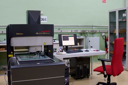 Mitutoyo Ultra Quick Vision 350 Pro, which has an uncertainty of less than 0.5 μm. It was installed at the CEM in 2005 (Source: Mitutoyo)