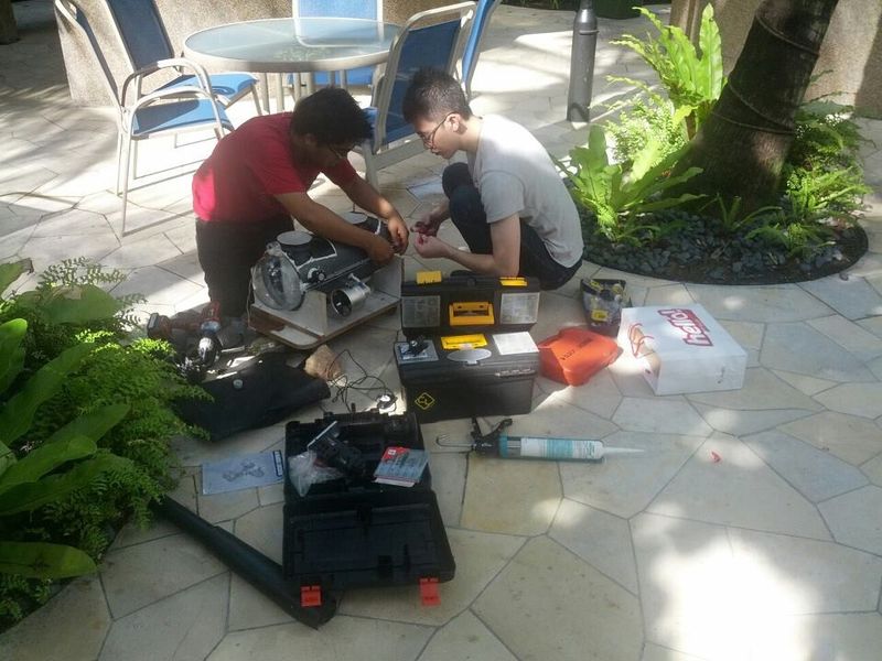 Coconut Pi: Vorbereitung für den ersten Pooltest, auf den noch viele weitere folgen sollten - mit Devansh Sharma und Whspr Wind (Bild: CoconutPi-Entwickler)