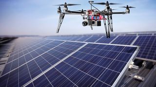 Eine an einem Fluggerät befestigte Wärmebildkamera führt die Fehleridentifikation bei Solarzellen aus. (Bild: Micro-Epsilon)