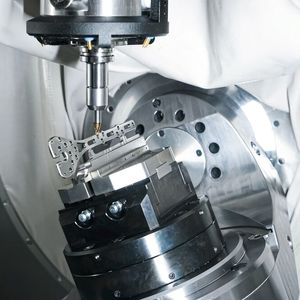 Usinage de précision d'une plaque osseuse en titane, exemple illustrant le large éventail d'applications dans le domaine de la technique médicale avec la Micro5 XL. La machine atteint des valeurs de jerk allant jusqu'à 900 m/s³, ce qui permet d’obtenir d'excellentes vitesses de trajectoire et d'usinage, tout en garantissant une précision maximale.(Source : Chiron)