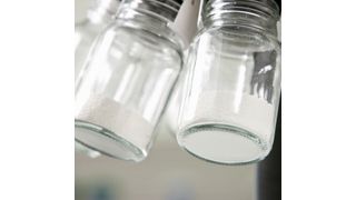 Ein Mitarbeiter im Testlabor für maschinelle Geschirreinigung, füllt Spülmittelpulver über einen Probenteiler ab. Das Spülmittel enthält unter anderem den Komplexbildner Trilon M. Trilon M kann zusammen mit anderen Inhaltsstoffen Phosphat in Spülmaschinenprodukten vollständig ersetzen. (Bild: BASF)