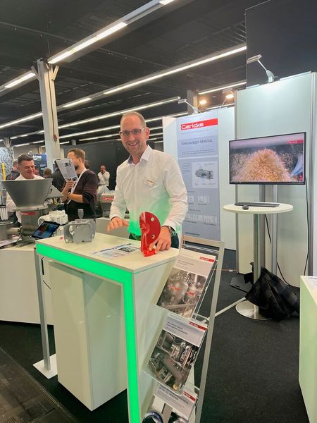 Björn Redert, Sales Manager bei Gericke, zeigte am Messestand u.a. den Nibbler und Klumpenbrecher GNB für den Aufschluss von Agglomeraten nach dem Trocknen, Sprühen und Mischen. (Bild: SCHÜTTGUT)
