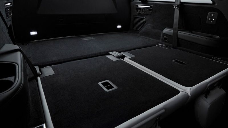 Werden die Lehnen in Reihe drei nach vorne geklappt, bietet der Q9 einen großzügigen Kofferraum. (Bild: Audi)