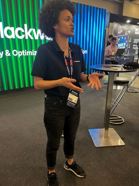 Danica Gallon, Director of Strategic Comms bei Blackwell, am Stand auf der Ausstellungsfläche. (Bild: Vogel IT-Medien)