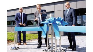 Neues Yamaichi-Werk in Frankfurt: „Wir freuen uns über die kurze Bauzeit, die termingerechte Fertigstellung und den reibungslose Start der Produktion“, erklärt Helge Puhlmann (Mitte). (Yamaichi Electronics)