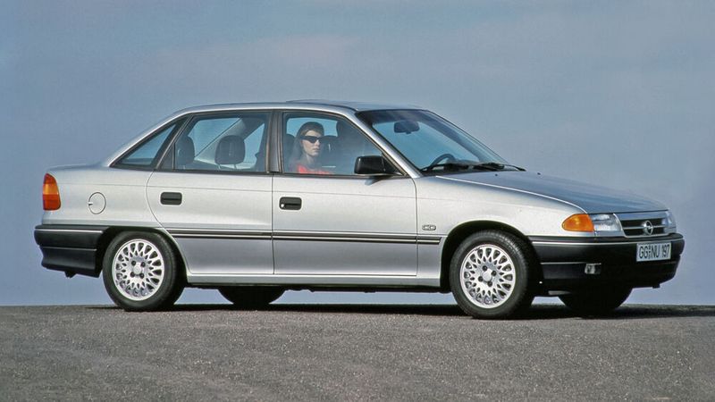 Die Astra-Modelle wurden in England als Vauxhall, in Südamerika als Chevrolet und in Australien als Holden vertrieben. In Südafrika wurde nur die Stufenhecklimousine als Opel Astra angeboten, die Fließheckmodelle weiterhin als Opel Kadett. (Bild: Opel GmbH)