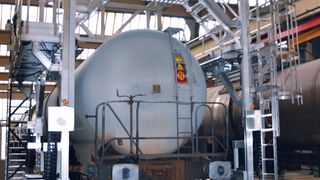 Mithilfe der neuen Arbeitsbühne kann das Wartungsteam von Alstom auf drei Wartungsgleisen gleichzeitig arbeiten. Und das sogar kabellos. (Bild: Günzburger Steigtechnik)