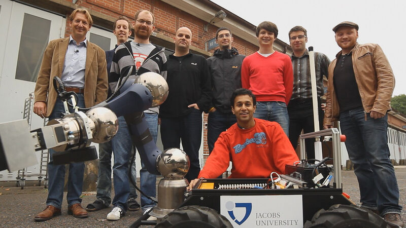 Die acht Studenten der Jacobs University Bremen verfügen über Erfahrungen in der Entwicklung von intelligenten autonomen Robotern in unstrukturierten Umgebungen. Das Team möchte mit einem Rover mit einem Roboterarm an den Start gehen. Eine Stereokamera auf dem Rover dient als Datenlieferant, um automatisch 3D-Karten zu erstellen und so die Umgebung 