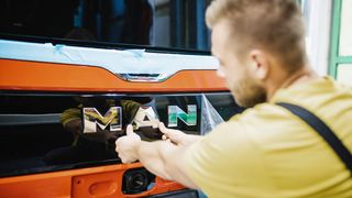 Im Durchschnitt produziert MAN zwischen 80.000 und 85.000 Lastwagen pro Jahr. (MAN Truck & Bus )