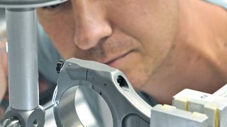 René Hautz, Mitarbeiter in der technischen Qualitätssicherung bei Pankl, bei der Endkontrolle eines Pleuels für einen Rennmotor. Das Lager an der Kurbelwelle wird mit einem Diamanttaster von Zeiss 3D Automation vermessen. (Zeiss)