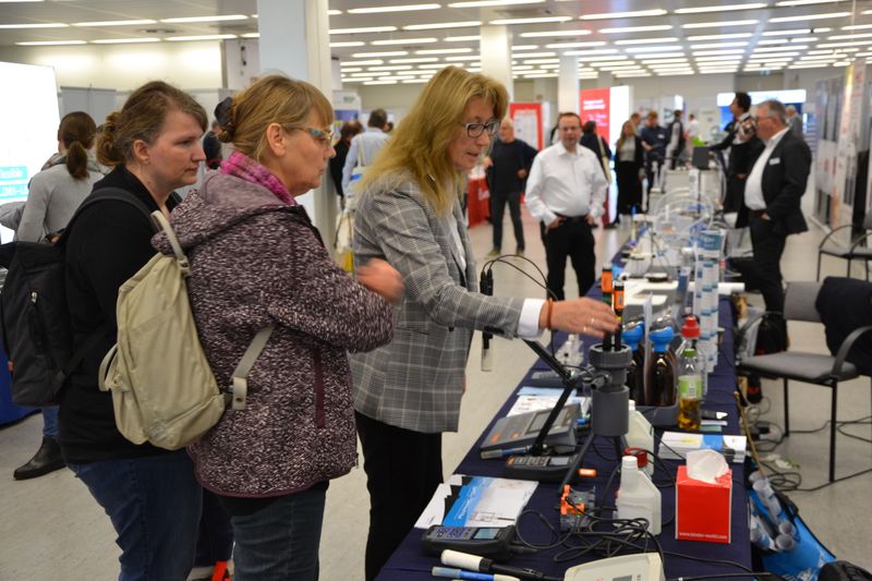 Impressionen der Lab-Supply Hamburg vom 29. Oktober 2019  Die letzte Lab-Supply Messe 2019 fand in der MesseHalle Hamburg-Schnelsen statt. Impressionen vom Messetag sowie einige Besucherstimmen finden Sie in dieser Bildergalerie. Die nächste Lab-Supply ist am 18. März 2020 in Frankfurt am Main. Lese-Empfehlung: Nachbericht zum erfolgreichen Auftakt der Lab-Supply in Wien. (LABORPRAXIS, C. Lüttmann)