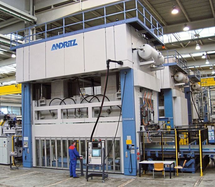 Die 2.500-Tonnen-Presse vom Typ KSTU4Q 25000-60-15SR ist in die Jahre gekommen und  den veränderten Anforderungen nicht mehr gewachsen. Das Retrofitting des Kopfstücks übernahm Andritz Kaiser. (Jebens/Andritz Kaiser)