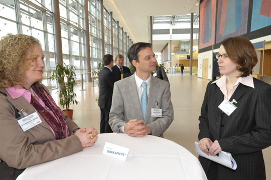 Verrät Sie uns etwas? Organisatorin Karin Bayha (VAMplus) wusste die Platzierung von Honda Hoefler in Nürnberg zwar. Doch auch Geschäftsführer Raymond Artizada und seine Ehefrau mussten sich noch eine Weile gedulden. (Archiv: Vogel Business Media)