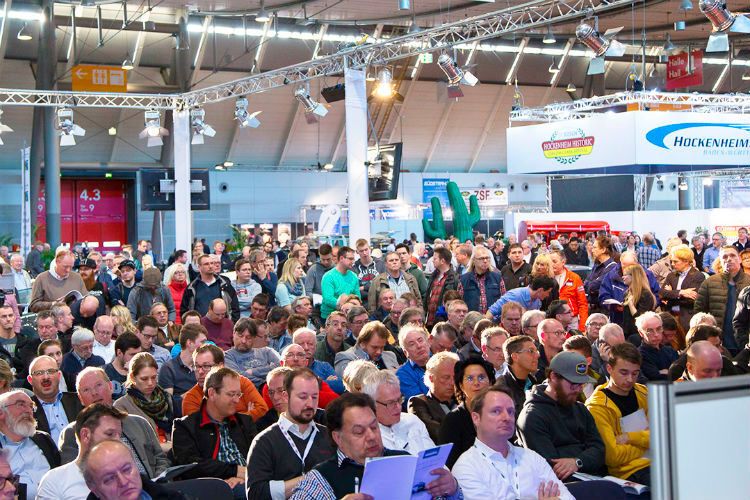 Der Messestand von Classicbid war zur Auktion voll besetzt. (Foto: Classicbid)